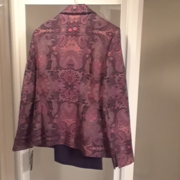 Suit - Picture 2 of 4